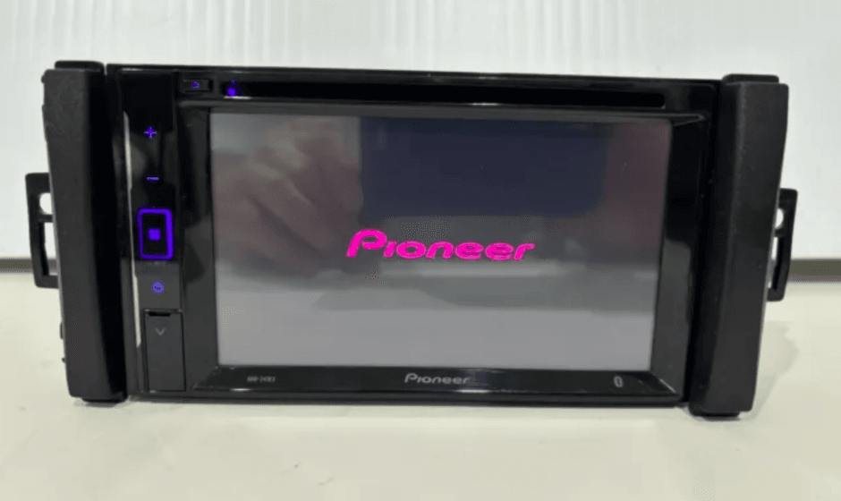 Pioneer AVH-220EX Multimedia DVD Receiver-feat