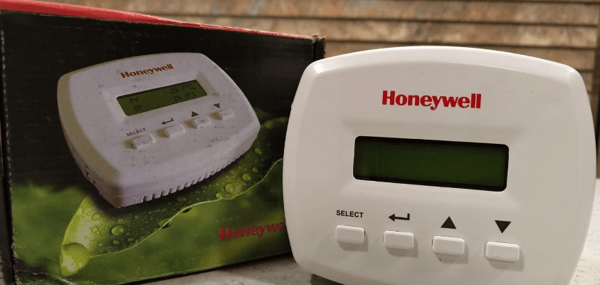 Honeywell FocusPRO TH5220D Non-Programmable Digital Thermostat Installation Guide Honeywell FocusPRO TH5220D Non-Programmable Digital Thermostat-featured