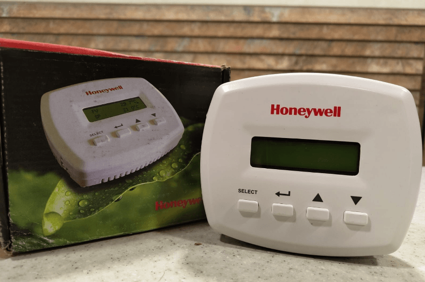 Honeywell FocusPRO TH5220D Non-Programmable Digital Thermostat-featured
