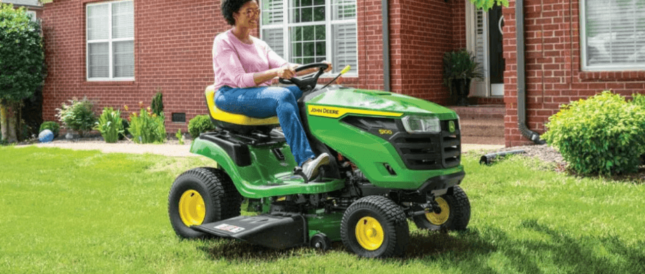 John Deere 100 Series OMGX23171 K8 Lawn Tractor-featured
