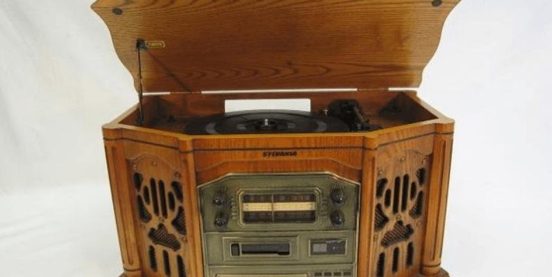 Sylvania SRCD822 Phonograph with Cassette CD Player User Manual Sylvania SRCD822 Phonograph with Cassette CD Player-featured