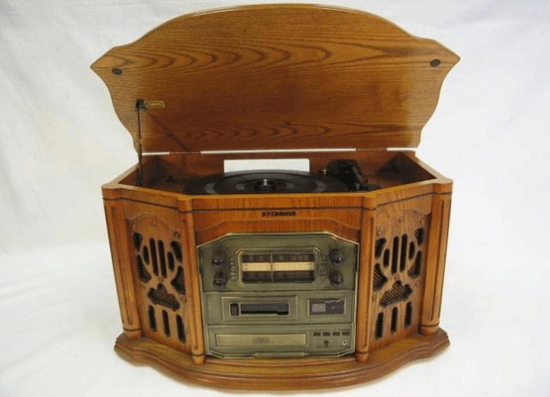 Sylvania SRCD822 Phonograph with Cassette CD Player User Manual