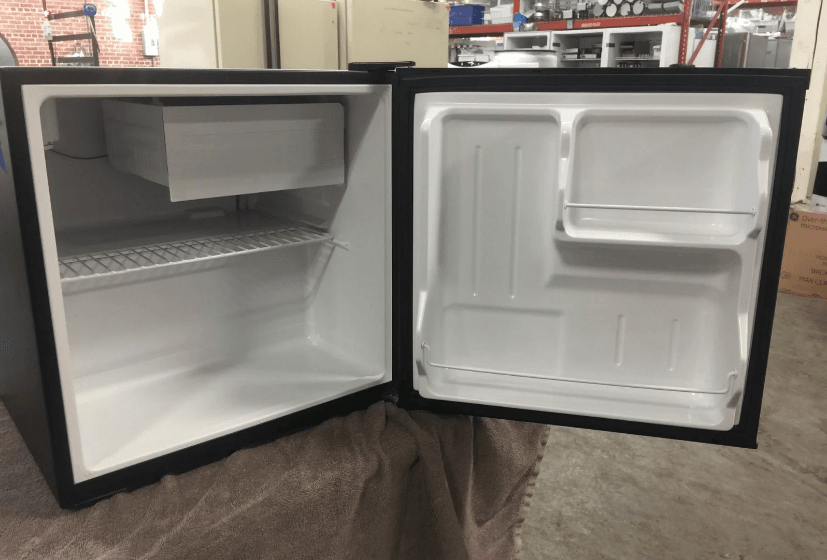 Black and Decker BCFA27B Compact Refrigerator-featured