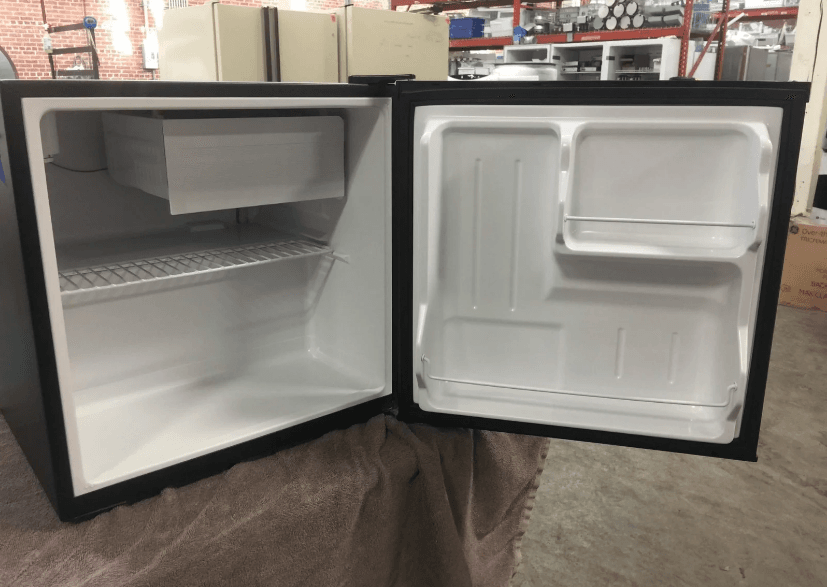 Black and Decker BCFA27B Compact Refrigerator User Manual