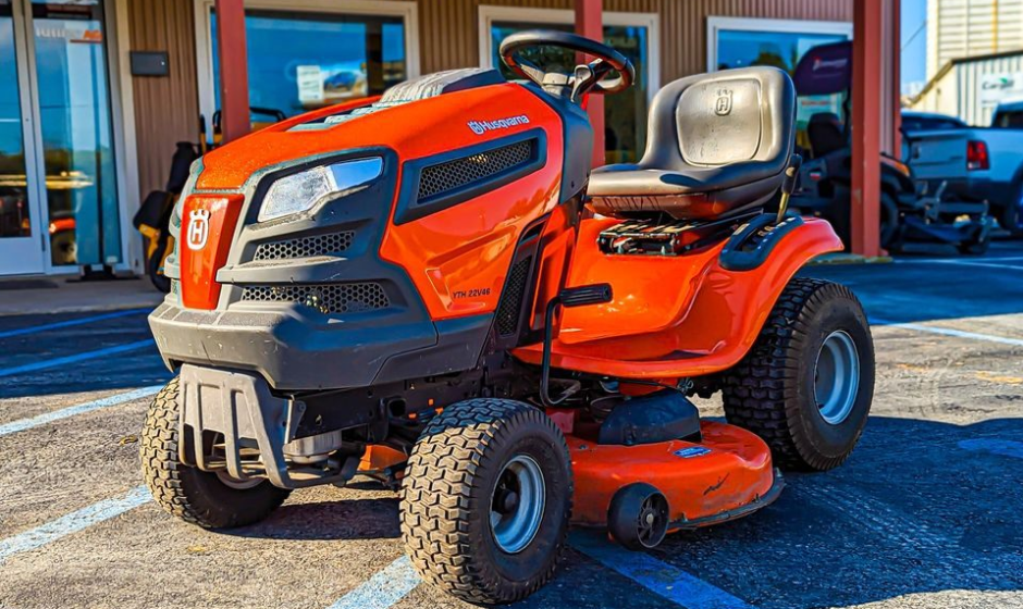Husqvarna YTH22V46 Lawn Mower-featured