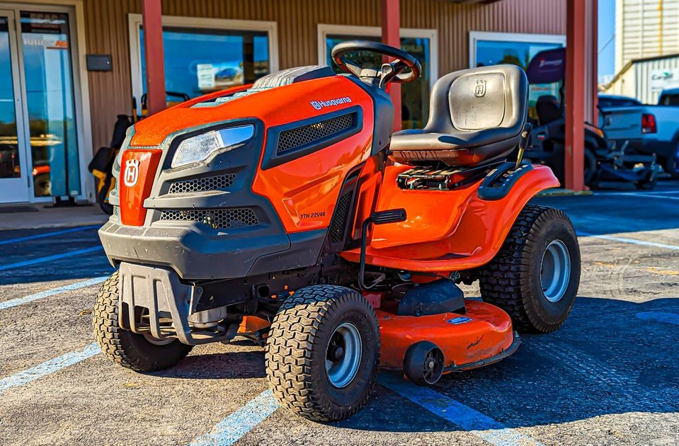 Husqvarna YTH22V46 Lawn Mower User Manual