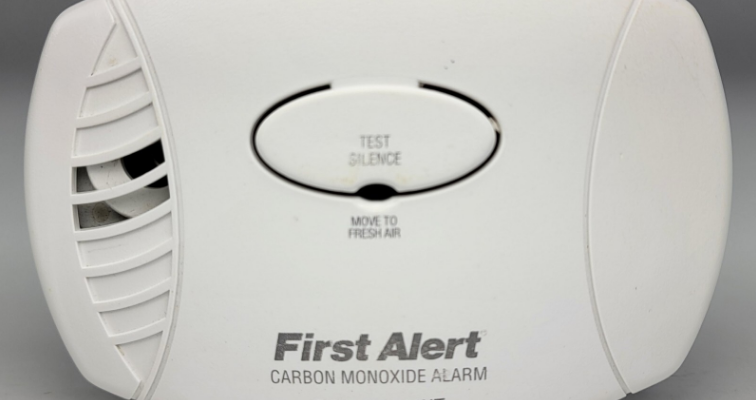 First Alert CO606 Plug-In Carbon Monoxide Alarm-featured