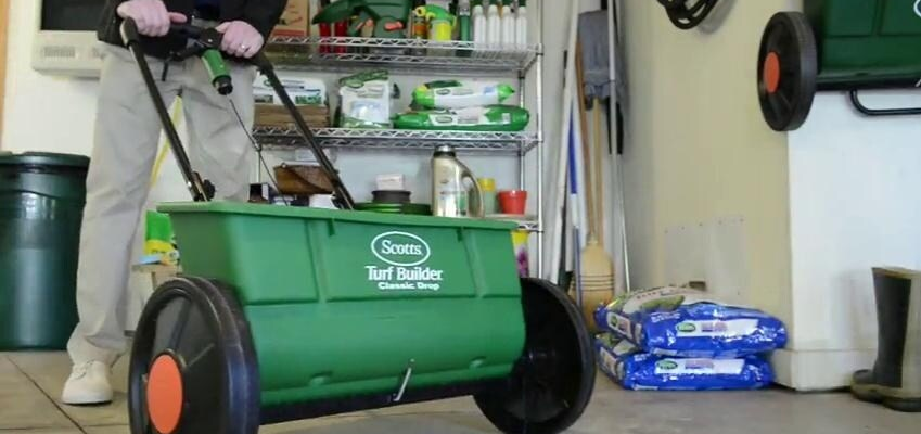 Scotts AccuGreen 1000 Turf Builder Classic Drop Spreader-featured