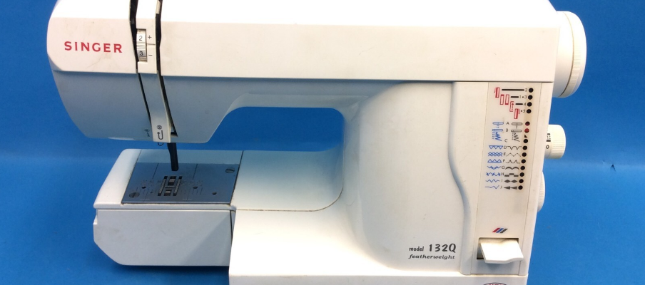 Singer 132 Featherweight Sewing Machine-featured