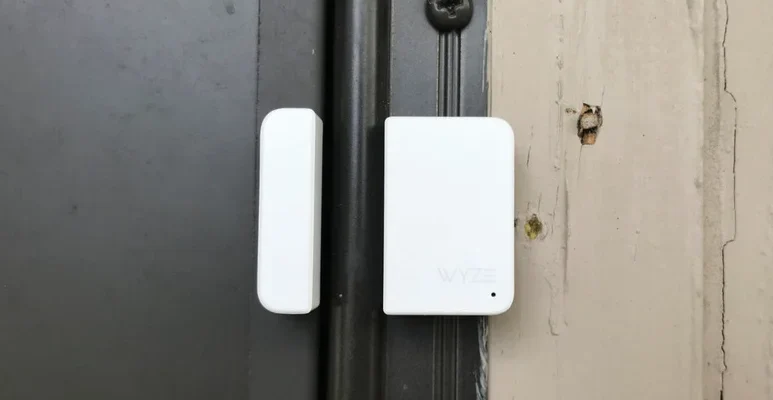 Wyze Sense Entry Sensor User Guide feat