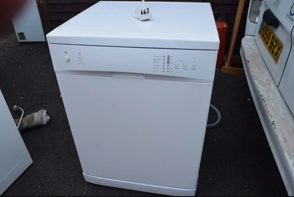 Currys ESSENTIALS CDW60W18 Full-Size Dishwasher User Guide