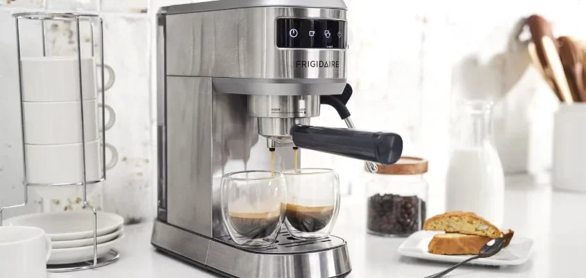 Frigidaire FREM100SS Steam Espresso Maker feat