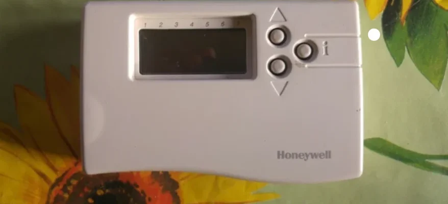 Honeywell CM67 Programmable Room Thermostat User Guide | ManualsLibraryy