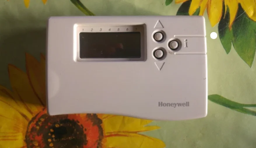 Honeywell CM67 Programmable Room Thermostat User Guide | ManualsLibraryy