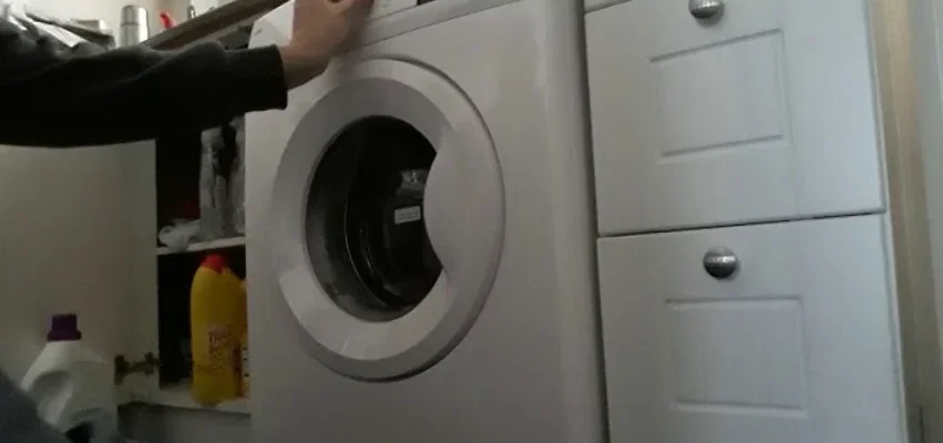 Logik L712WM20 1200-Spin Washing Machine User Guide feat