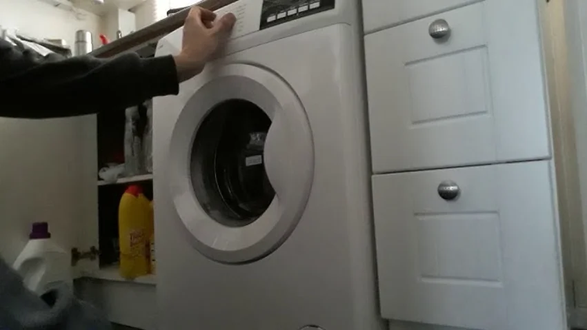 Logik L712WM20 1200-Spin Washing Machine User Guide feat