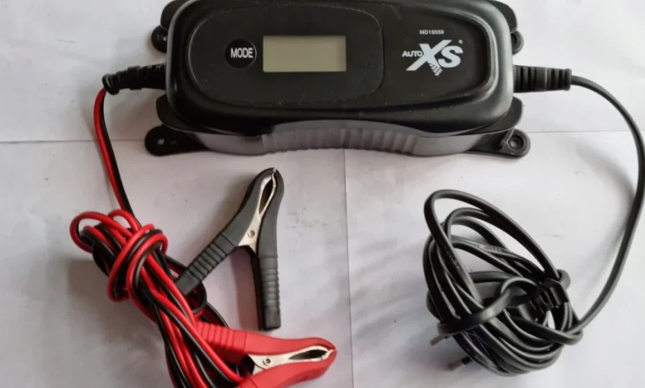 Medion MD18559 Car Battery Charger User Manual Medion MD18559 Car Battery Charger-featured