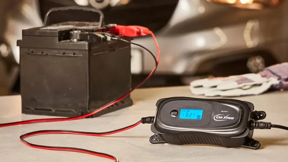 Medion MD19161 Car-Motorcycle Battery Charger Manual-featured