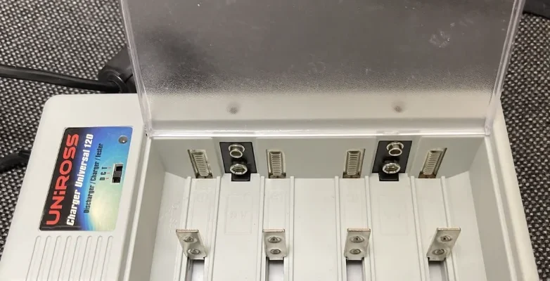 Uniross Universal 120 Battery Charger User Guide feat