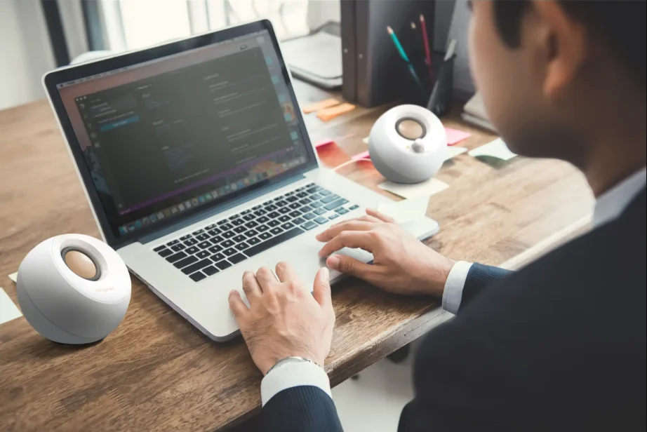 Creative Pebble V3 Minimalistic Desktop Speakers User Manual