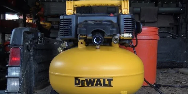 DeWALT ‎DWFP55126 6-Gallon Pancake Air Compressor feat