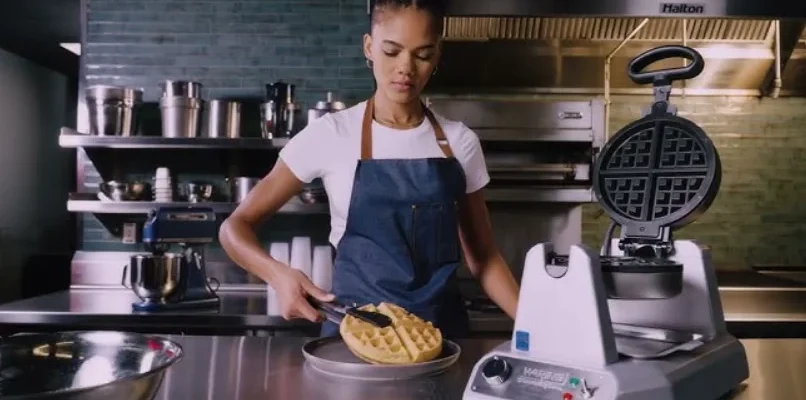 Waring Commercial WWD180X Single Classic Waffle Maker feat