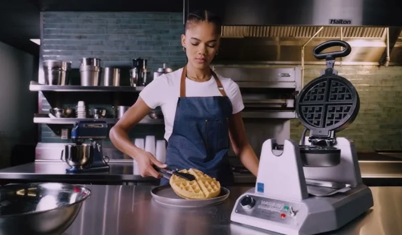 Waring Commercial WWD180X Single Classic Waffle Maker feat