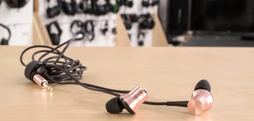 1MORE E1009 Piston Fit In-Ear Headphones Manual 1MORE E1009 Piston Fit In-Ear Headphones feat