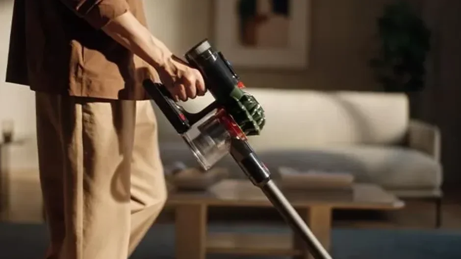 Dyson V8 Cyclone Vacuum Cleaner User Guide Dyson V8 Cyclone Vacuum Cleaner FEATURED IMAGE