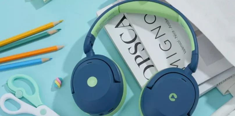 iClever BTH20 Noise Cancelling Headphones feat