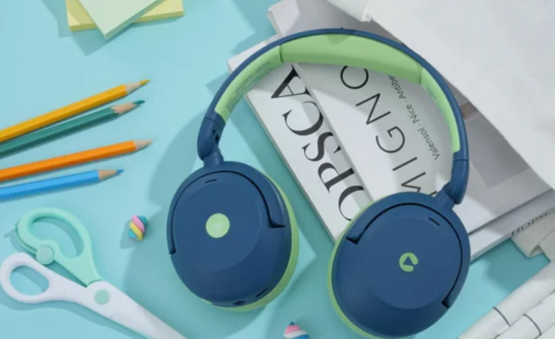 iClever BTH20 Noise Cancelling Headphones feat